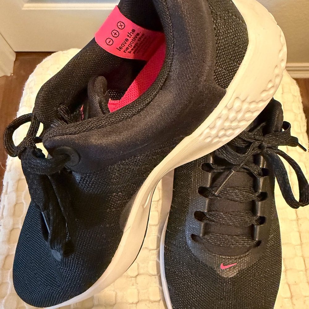 Nike Women's Black and Pink Sneakers 8.5